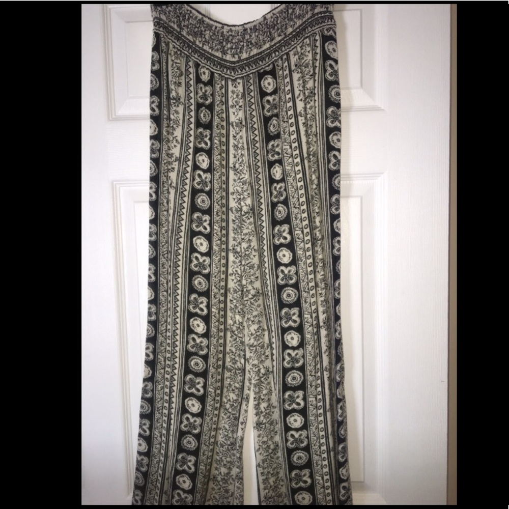 Wide Leg pants in Black and White